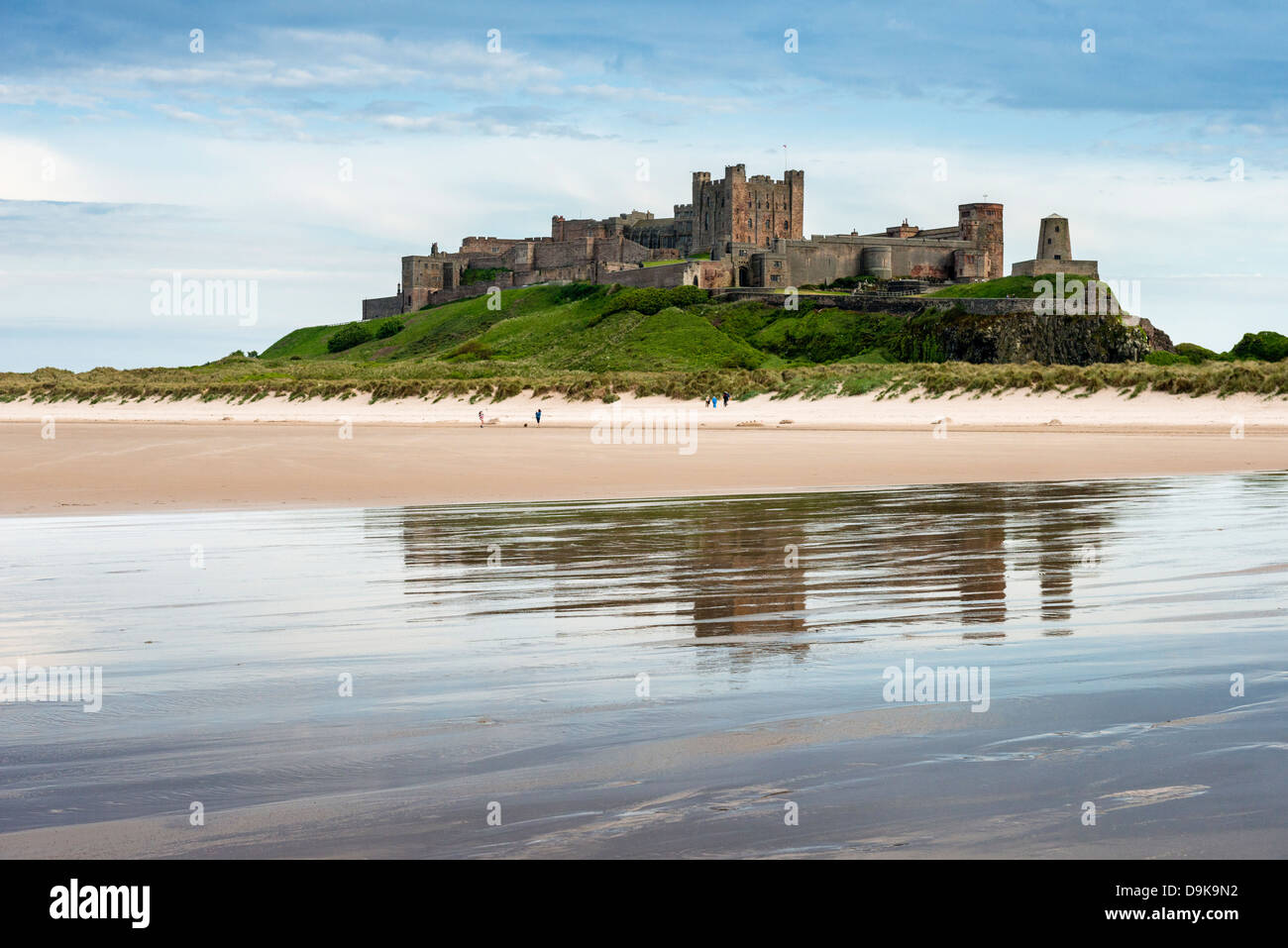 Bamburgh Strand und Burg Stockfoto