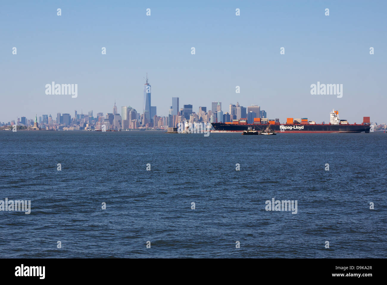 Container-Frachter Yantian Express vorbei durch den Hafen von New York. Stockfoto