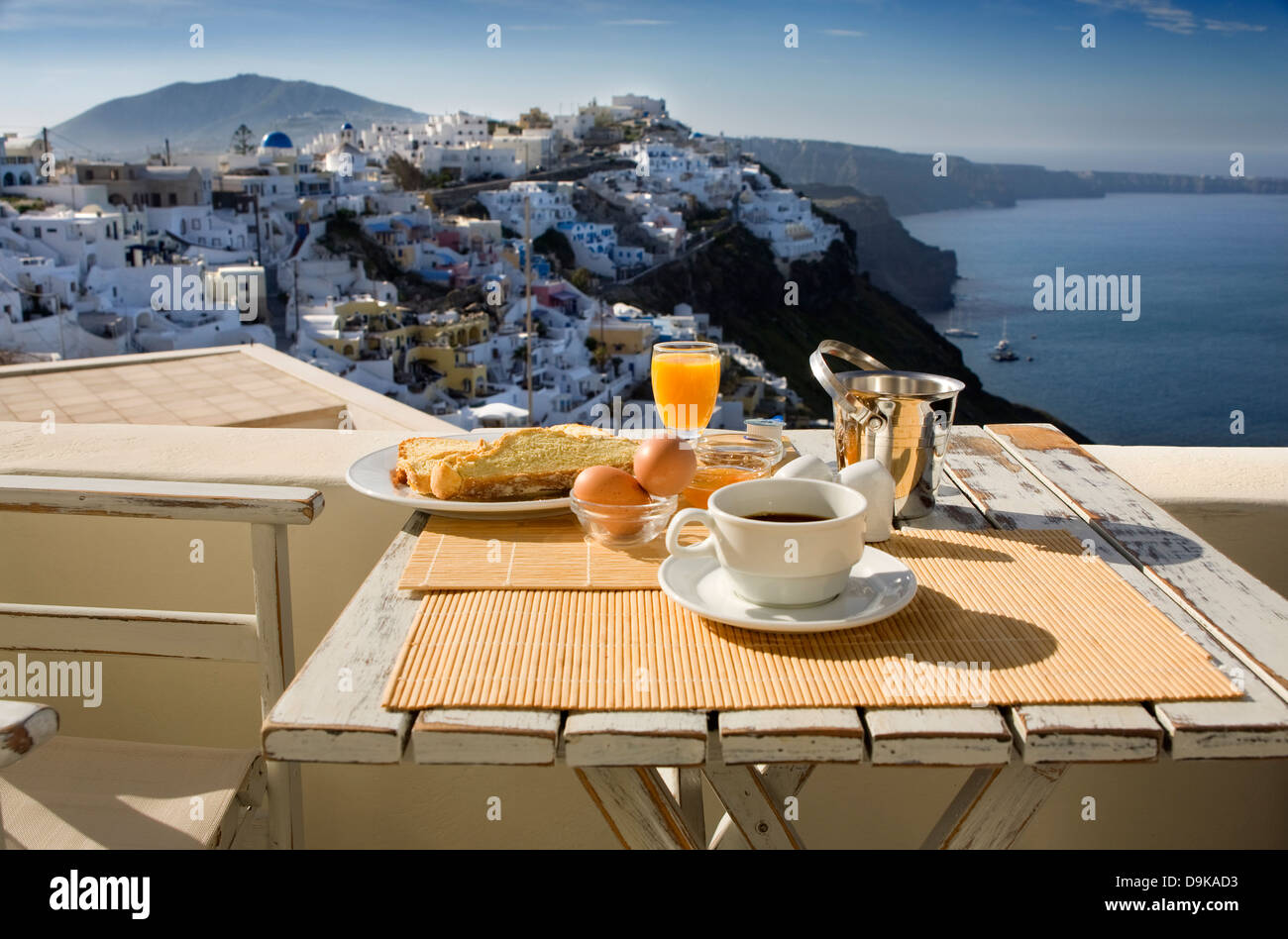 Frühstück und Blick. Firostefani Dorf. Insel Santorin, Kykladen, Ägäis, Griechenland, Europa Stockfoto