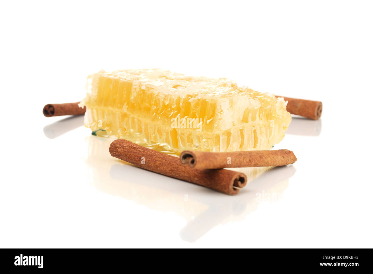 Waben und Zimtstangen, Honeycomb und Zimtstangen Stockfoto