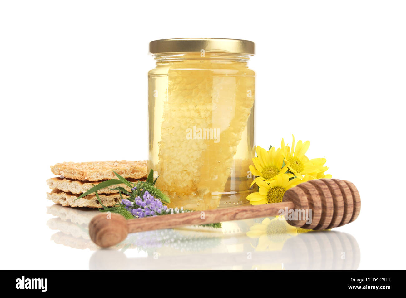 Wabenhonig mit Zwieback und Honig Löffel, Knäckebrot mit Wabenhonig und Honig-Löffel Stockfoto