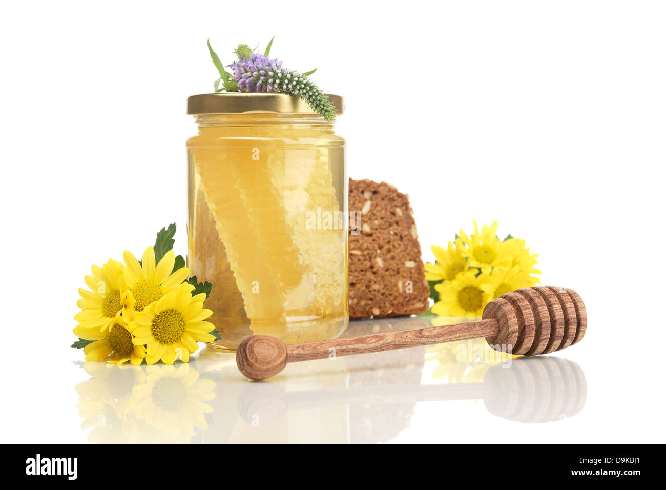 Honig mit Vollkornbrot, Löffel Honig und Blumen Kamm, Kämmen Sie Honig mit Vollkorn Brot, Honig und Blumen Löffel Stockfoto
