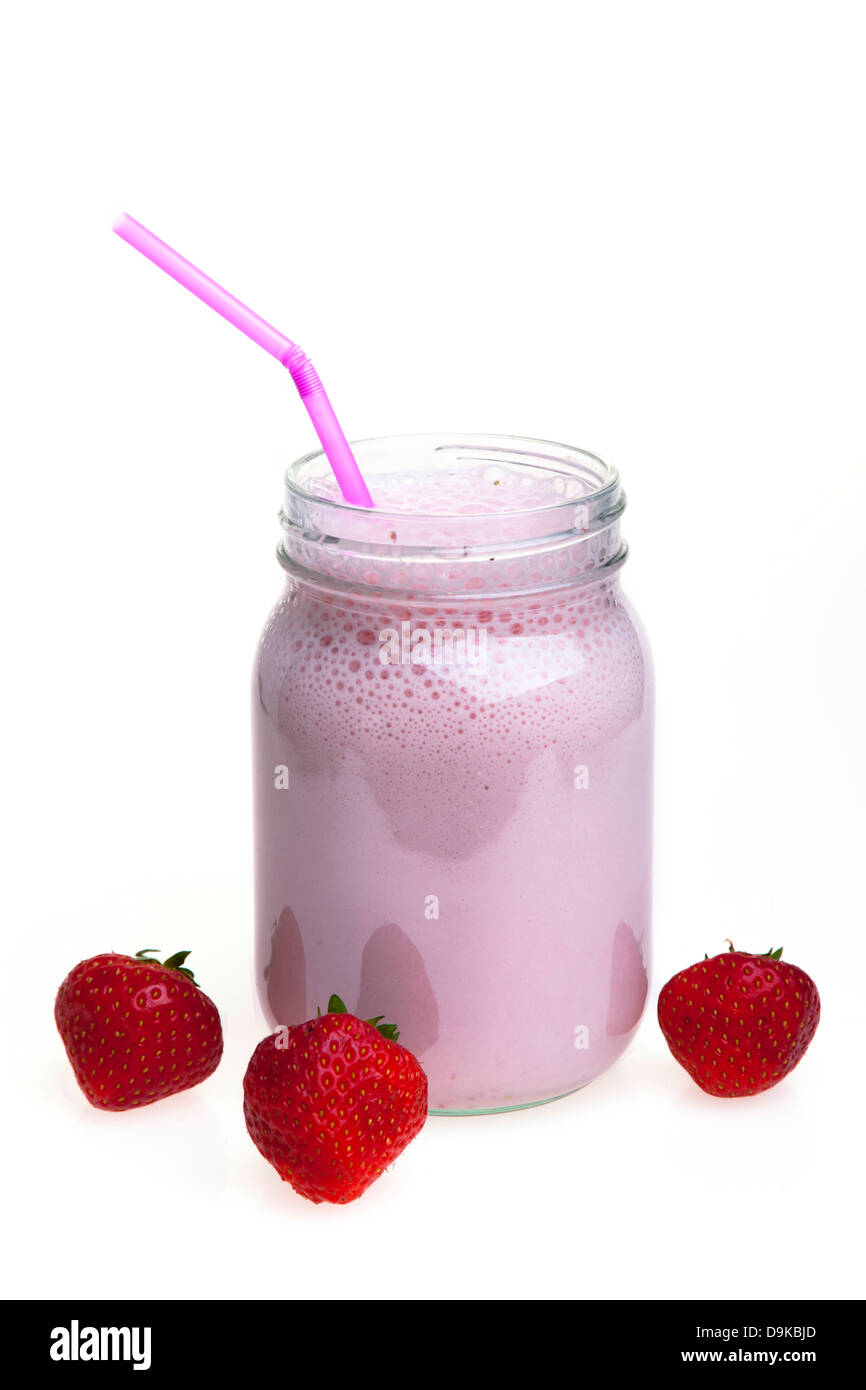 Erdbeer Smoothie Getränk in ein Marmeladenglas mit einem Strohhalm Stockfoto