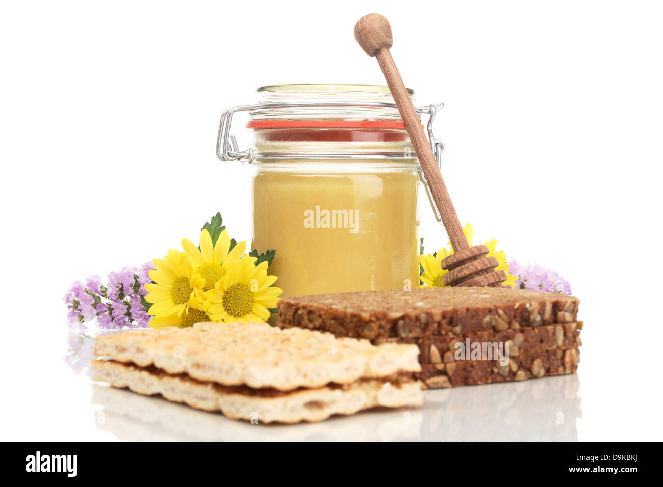 Honig-Glas mit Vollkornbrot, Knäckebrot und Löffel Honig, Honig-Glas mit Vollkornbrot, Knäckebrot und Honig-Löffel Stockfoto