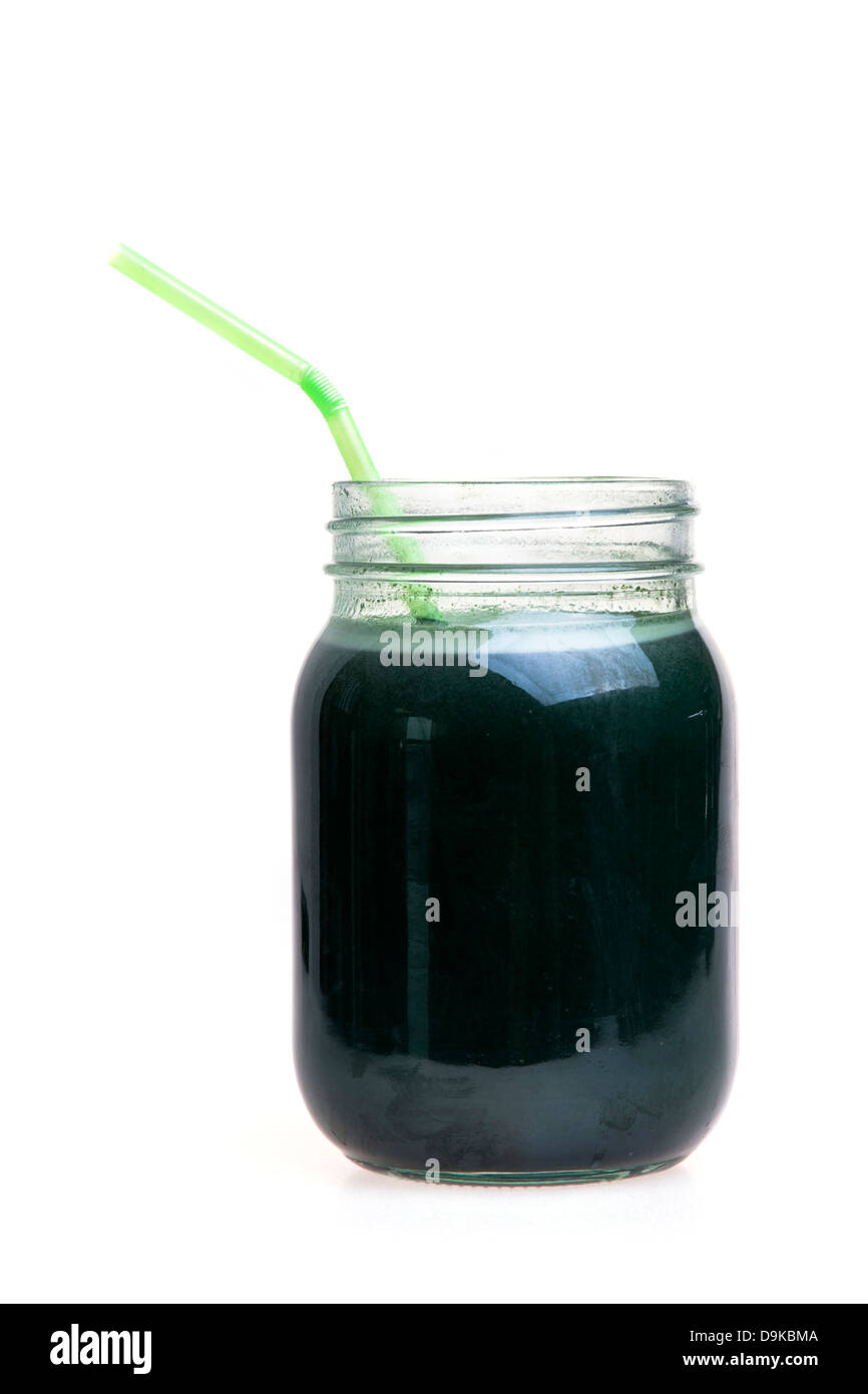 Spirulina Drink serviert in ein Marmeladenglas Stockfoto