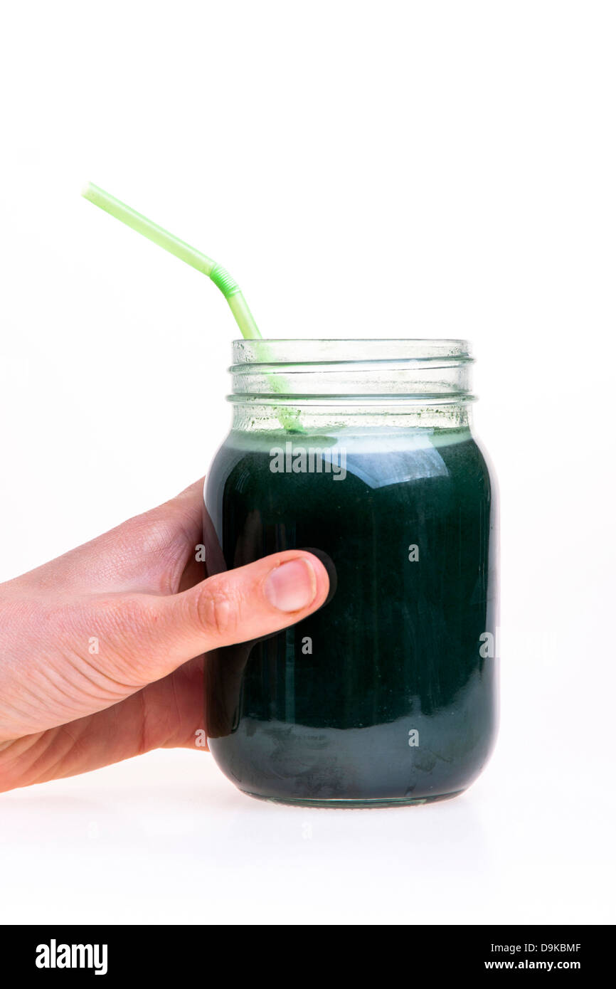 Spirulina Drink serviert in ein Marmeladenglas Stockfoto