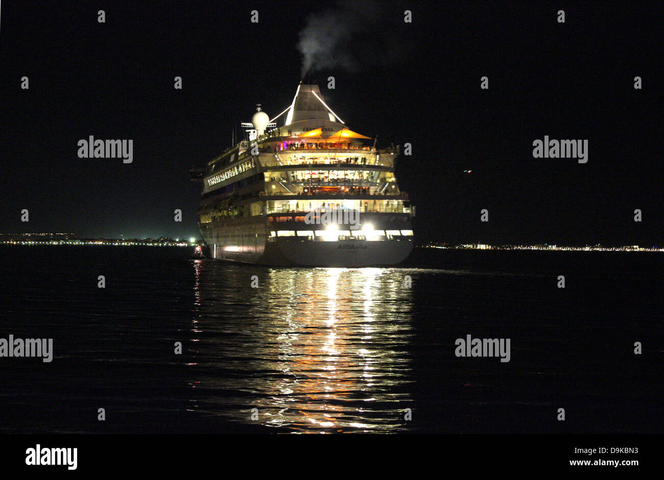 AIDA Cruises Kreuzfahrtschiff "AIDAVITA" (203 m) - Party-Time - Nacht Abfahrt aus dem Hafen von Palma De Mallorca / Mallorca Stockfoto
