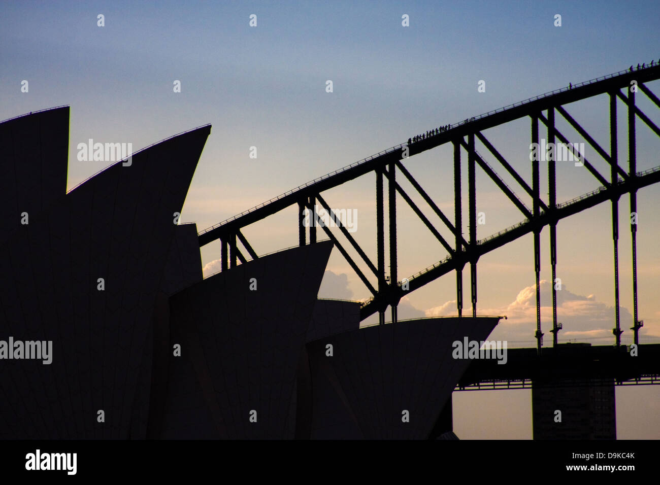 Silhouette des Sydney Opera House und Sydney Harbour Bridge bei Sonnenuntergang Stockfoto