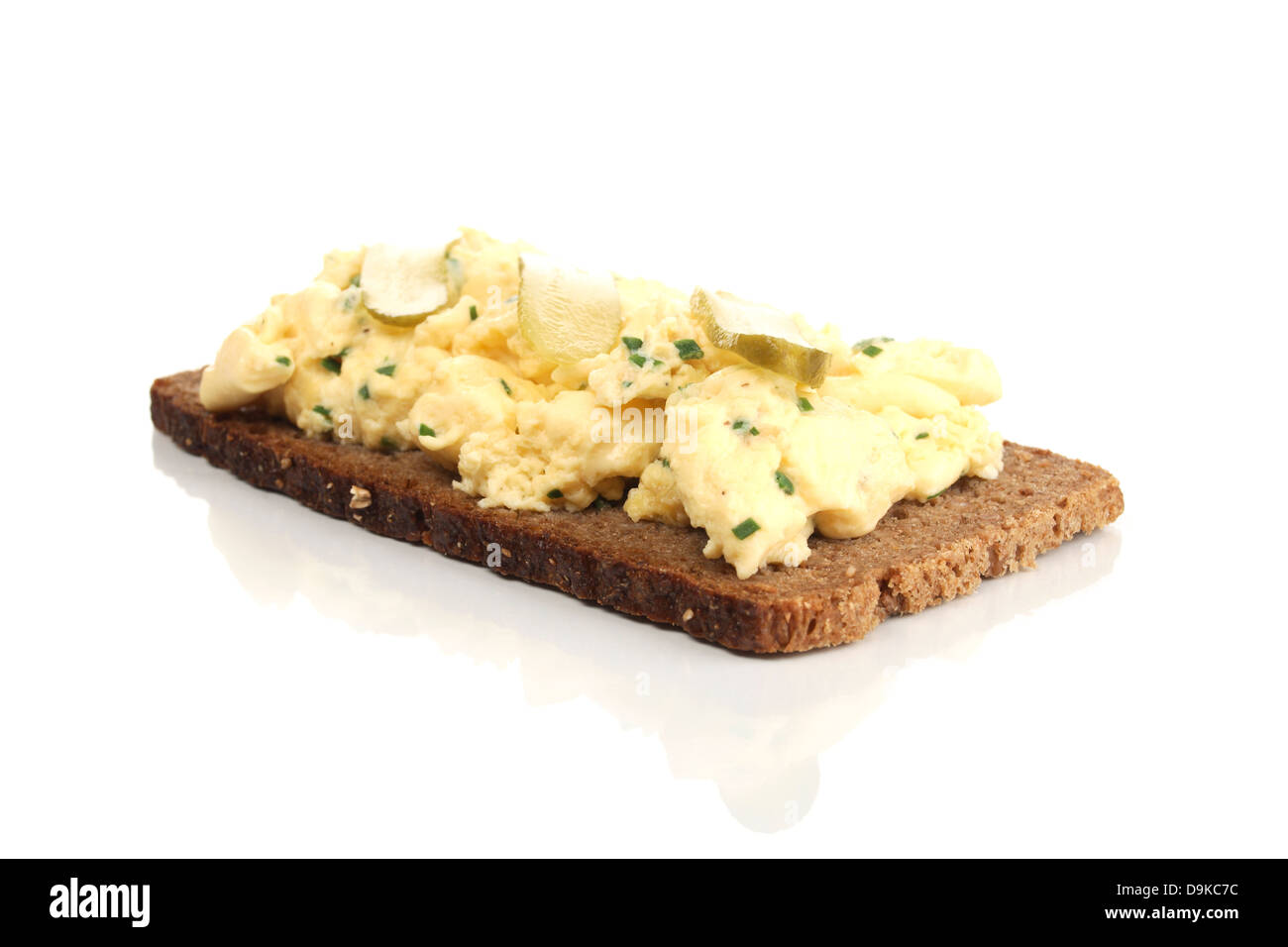 Schwarzbrot mit Rührei, Schwarzbrot mit Rührei Stockfoto