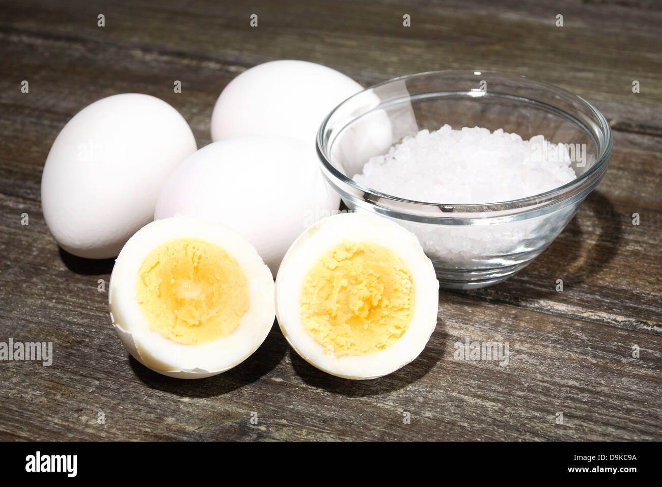 Gekochten Eiern und Salz, gekochte Eiern und Salz Stockfoto