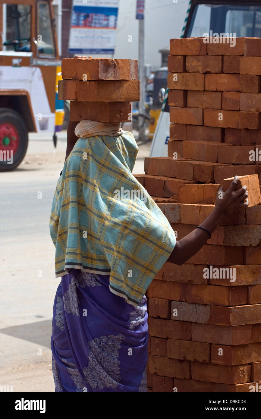 Asien, Indien, Tamil Nadu, Kanchipuram, weibliche Bauarbeiter trägt Ziegel auf den Kopf Stockfoto