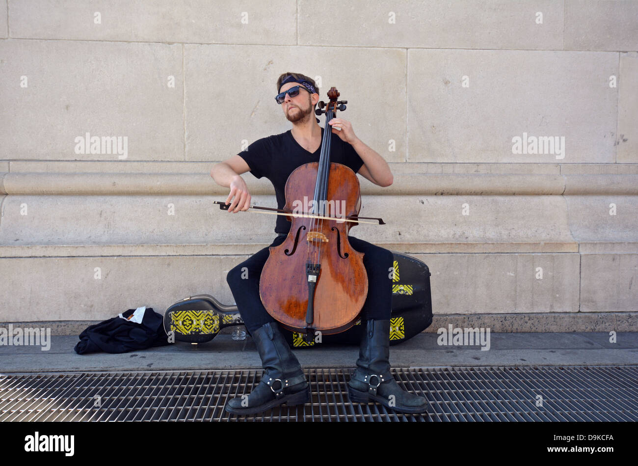 Porträt der Straßenmusiker mit dem Cellospiel im Washington Square Park in Greenwich Village, New York City Stockfoto