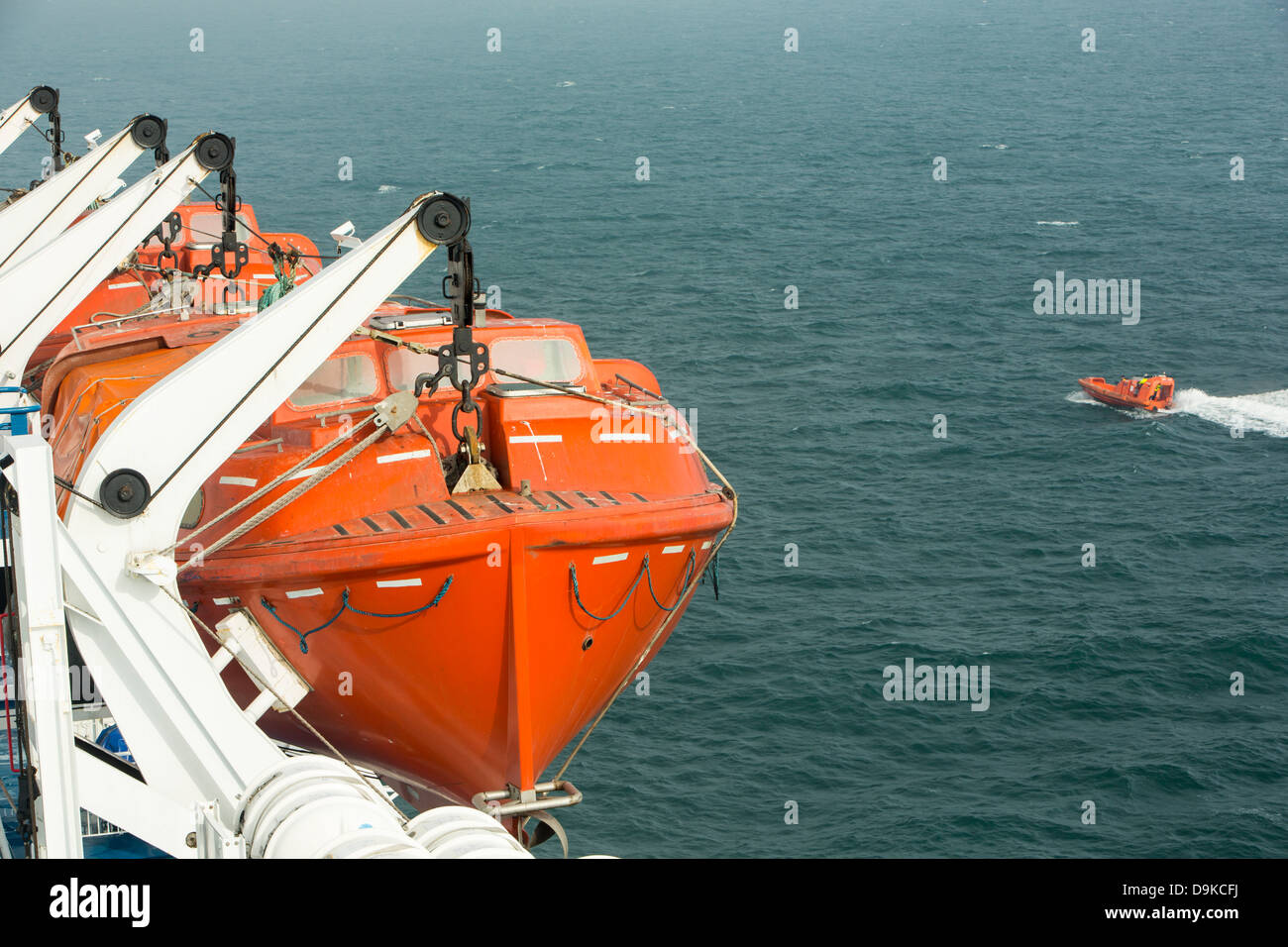 Rettungsboote auf einer Nordsee Fähre von Newcastle nach Amsterdam, mit einem Rettungsboot auf dem Meer auf einen Probelauf. Stockfoto