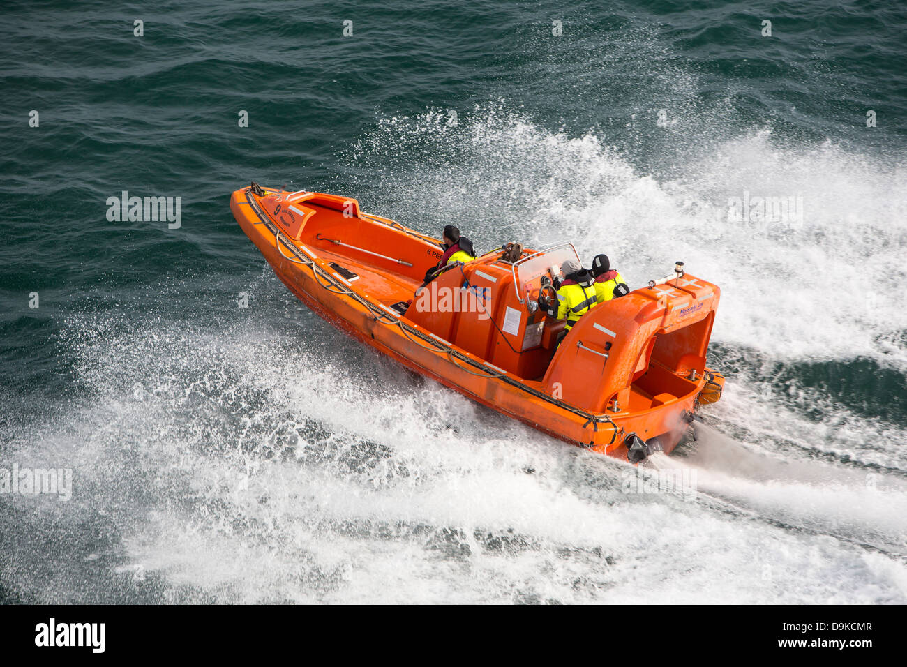 Ein Leben Boot üben eine Nordsee-Fähre wie es kommt in Newcastle, UK. Stockfoto