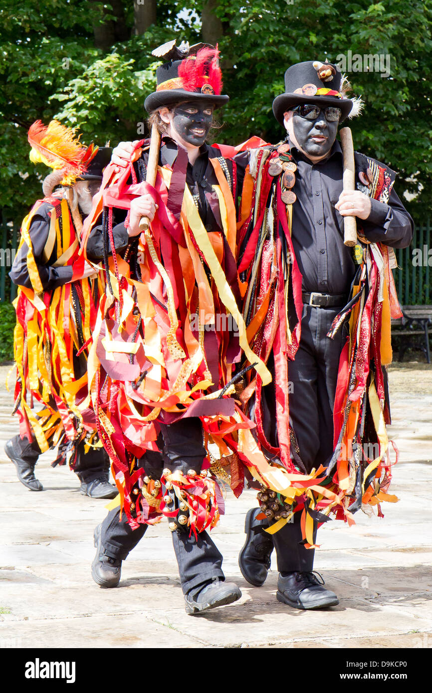 Männliche Moriskentänzer mit schwarzen Gesichtern in Skipton, North Yorkshire, England Stockfoto