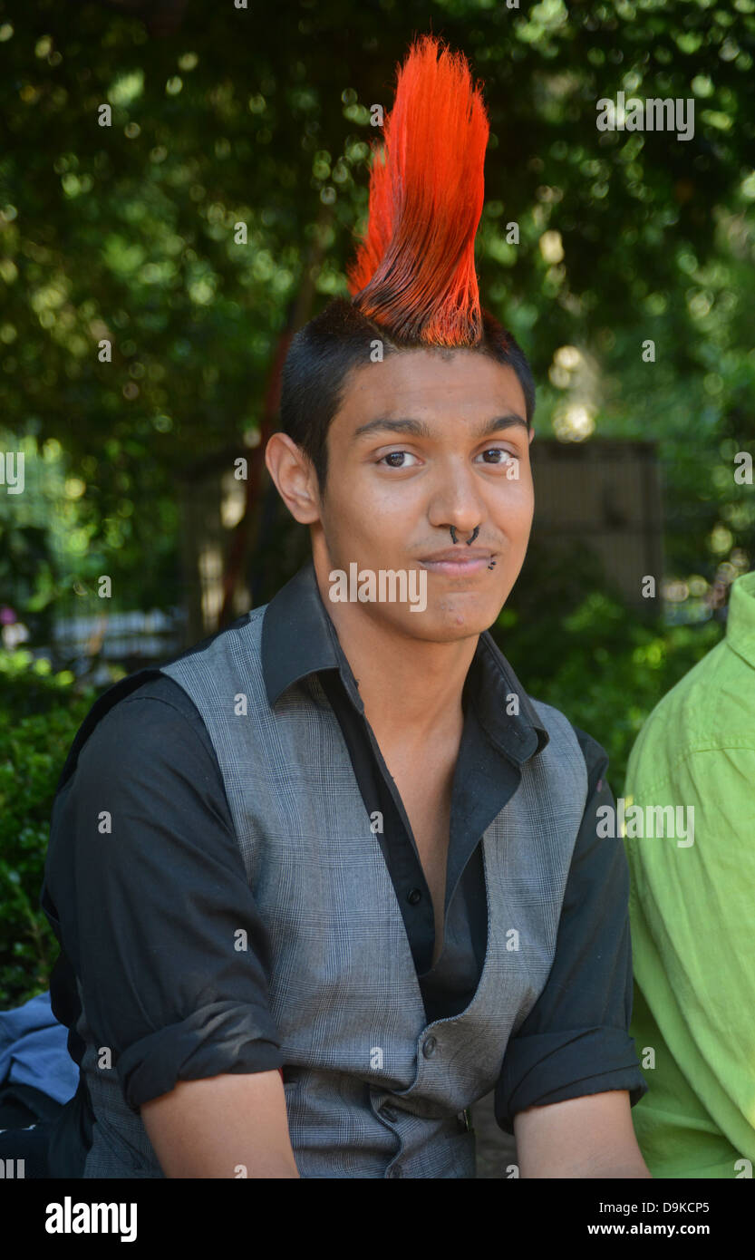 Porträt eines jungen Mannes mit einem bunten Mohawk Haarschnitt am Union Square Park in New York City Stockfoto