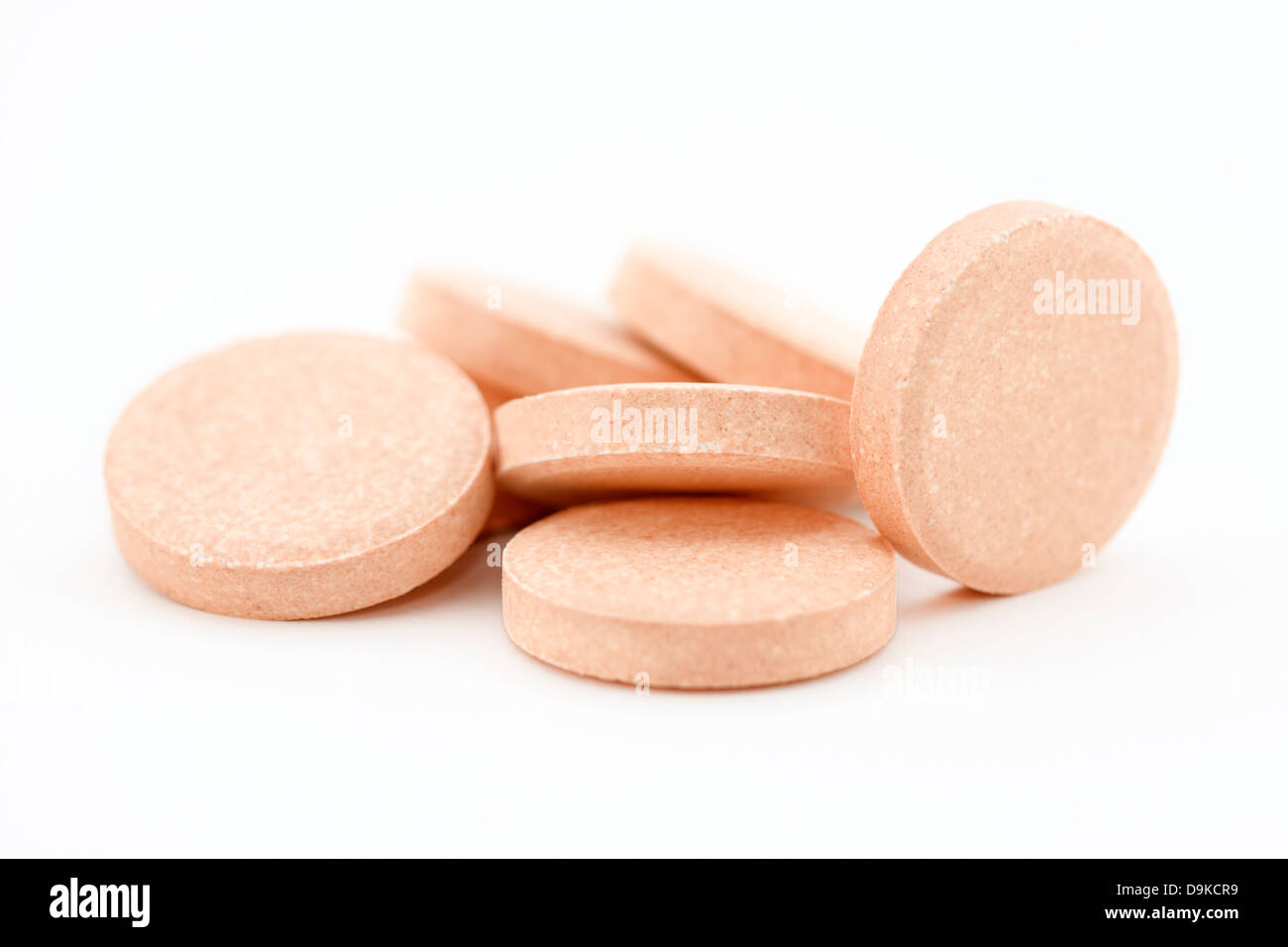 Pillen, die isoliert auf weiss Stockfoto