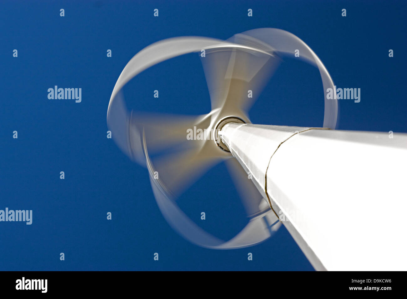 Schuss von bewegten Vertikalachsen-Windturbine Stockfoto