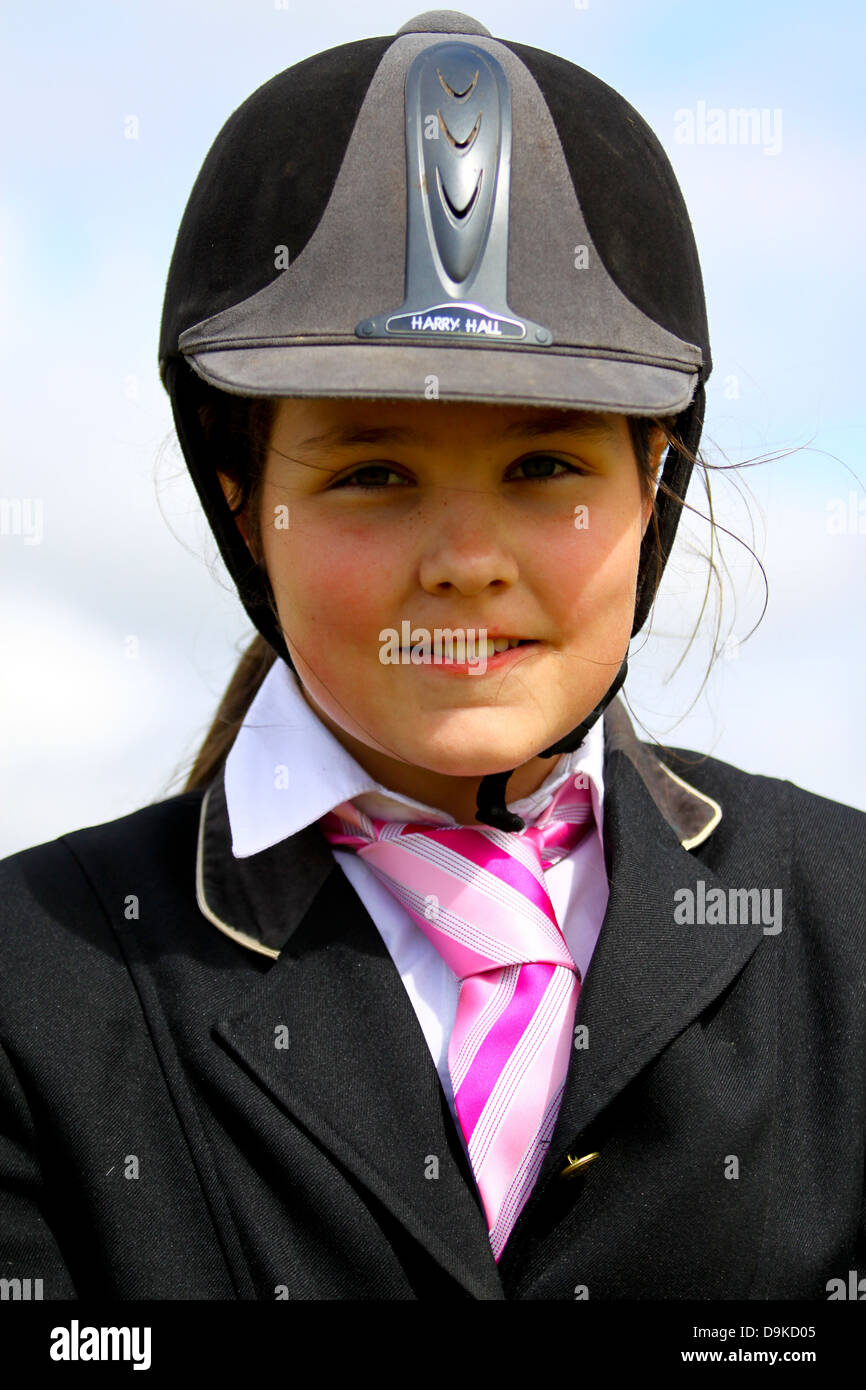 12 Jahre altes Mädchen glücklich posiert auf ihrem pony Stockfoto