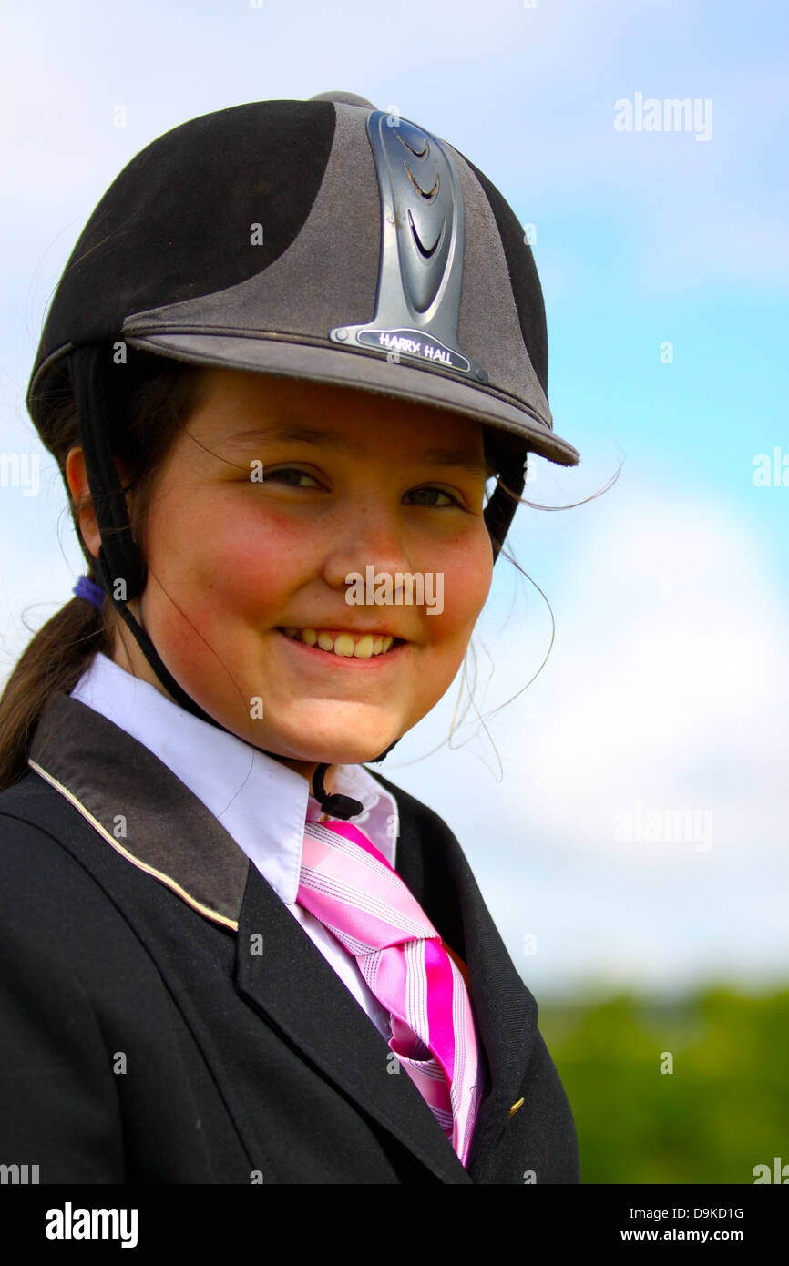 12 Jahre altes Mädchen glücklich posiert auf ihrem pony Stockfoto