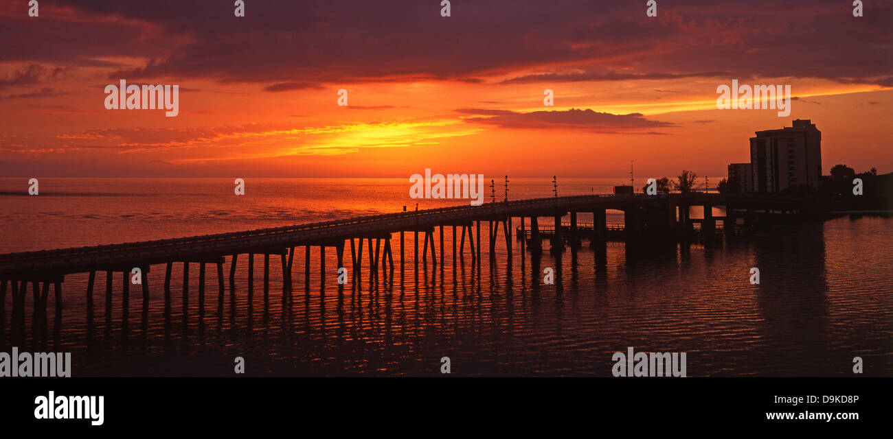 Spektakulären Sonnenuntergang über Fort Myers Beach-Brücke und Estero Bay und Boulevard, Florida, USA. Entnommen aus Lovers Key Resort. Stockfoto