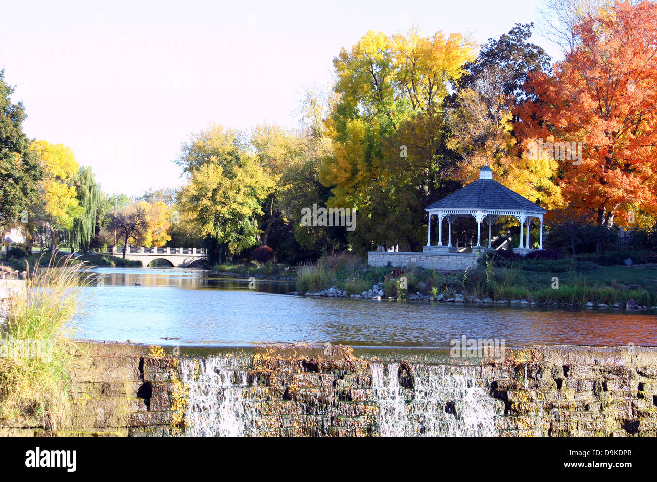 Wasser fließt über den Mühlenteich Damm in Menomonee Falls Wisconsin während der Herbst-Saison Stockfoto