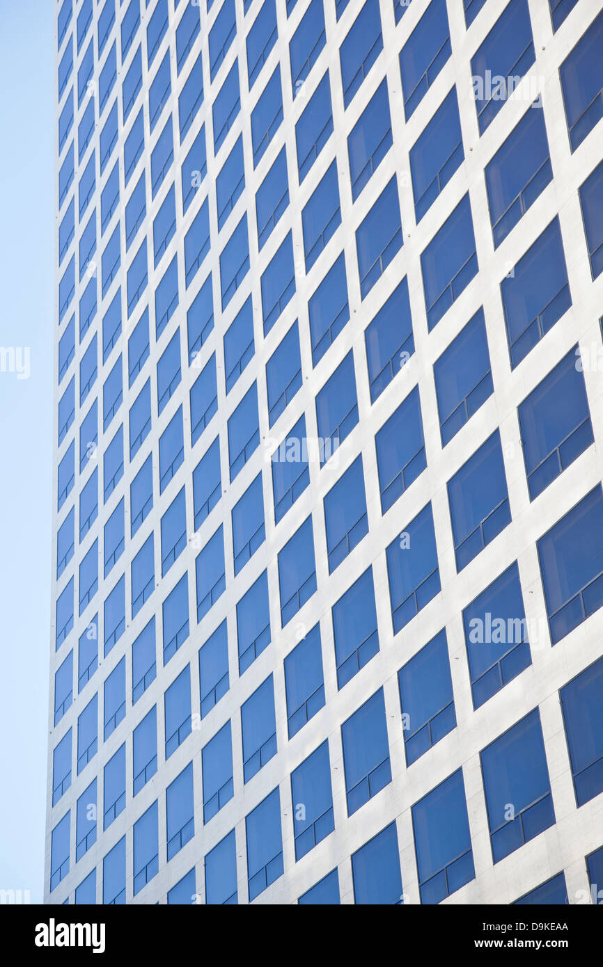 modernes Bürogebäude, blauen Himmel in vielen quadratischen Fenster reflektiert Stockfoto