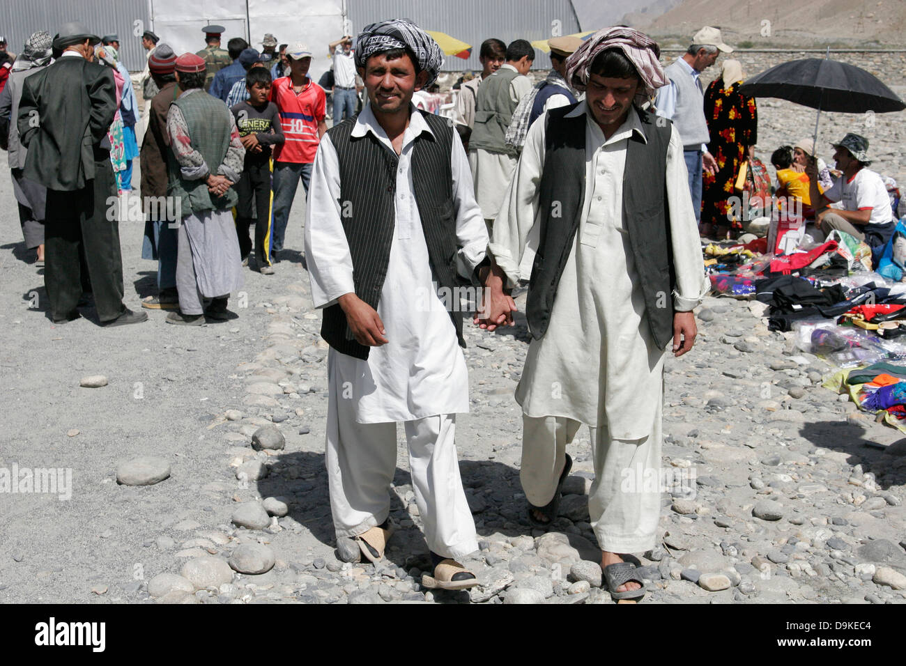 Bewirbt sich binär Makellos traditionelle afghanische kleidung männer