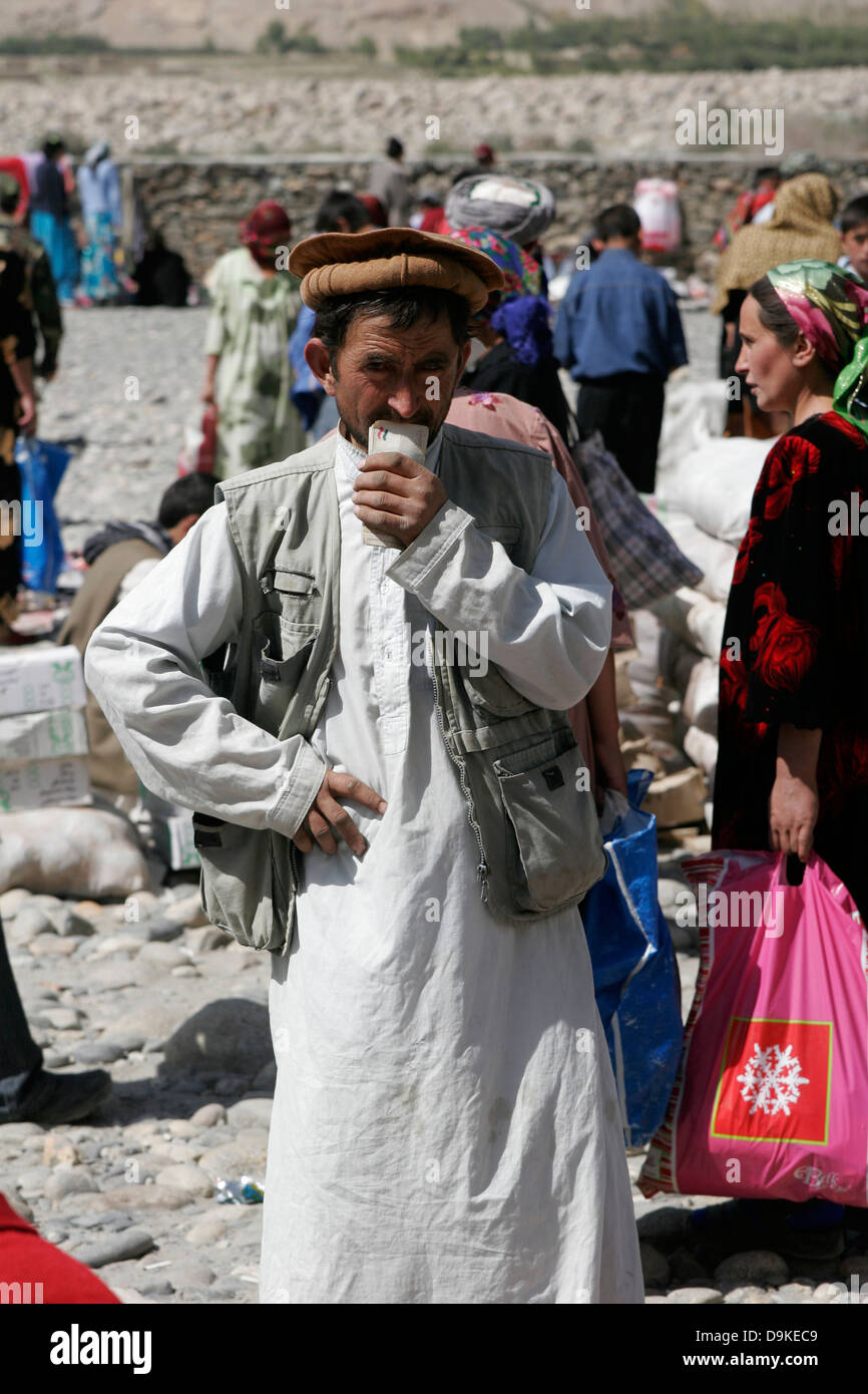 Afghanischer Mann Tracht, grenzüberschreitenden Markt in der Nähe von Ishkashim an der Grenze zwischen Tadschikistan und Afghanistan Stockfoto