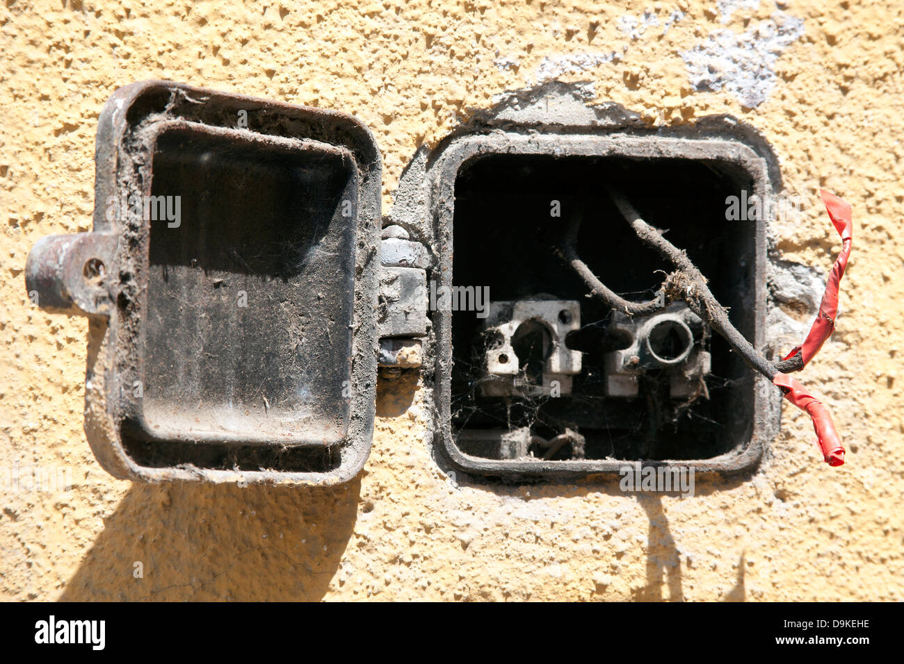 Elektrische Leitungen auf einem offenen ausgesetzt fuse Box-Set in eine Wand, Budapest Ungarn Stockfoto