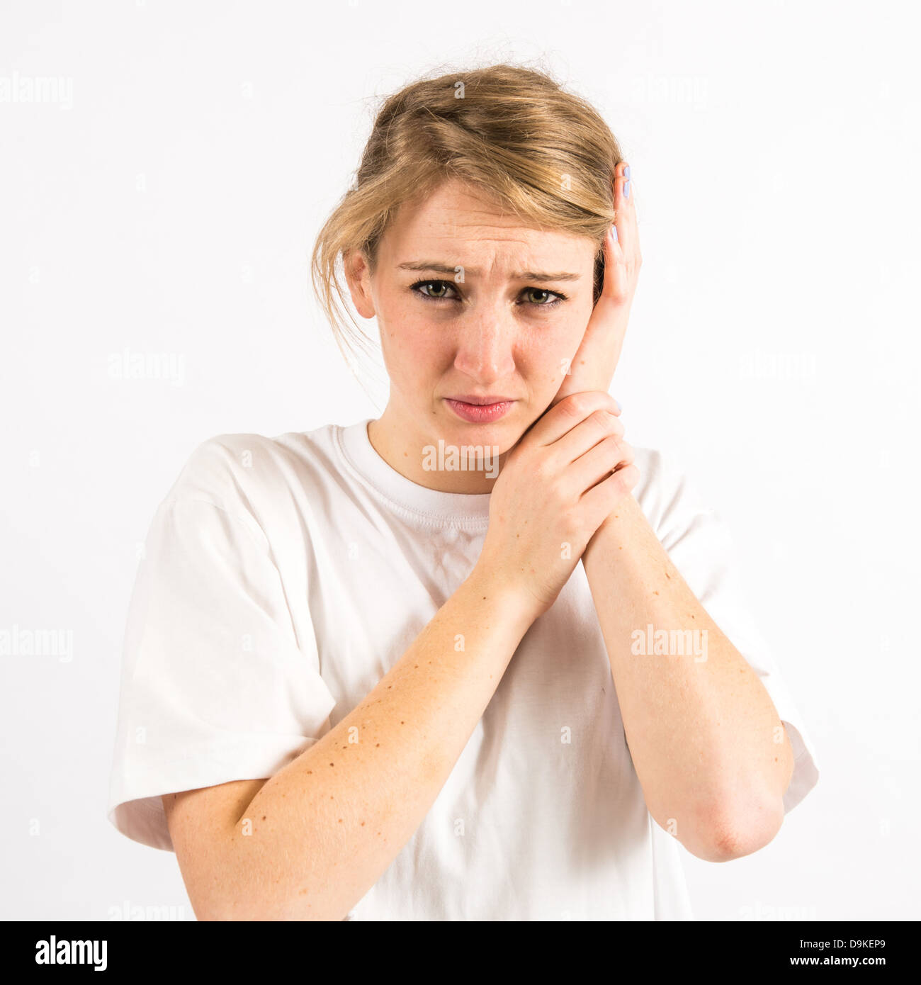 Eine junge Frau mit langen blonden Haaren mit einem Schmerzen im Ohr, Tinnitus, etc. Stockfoto