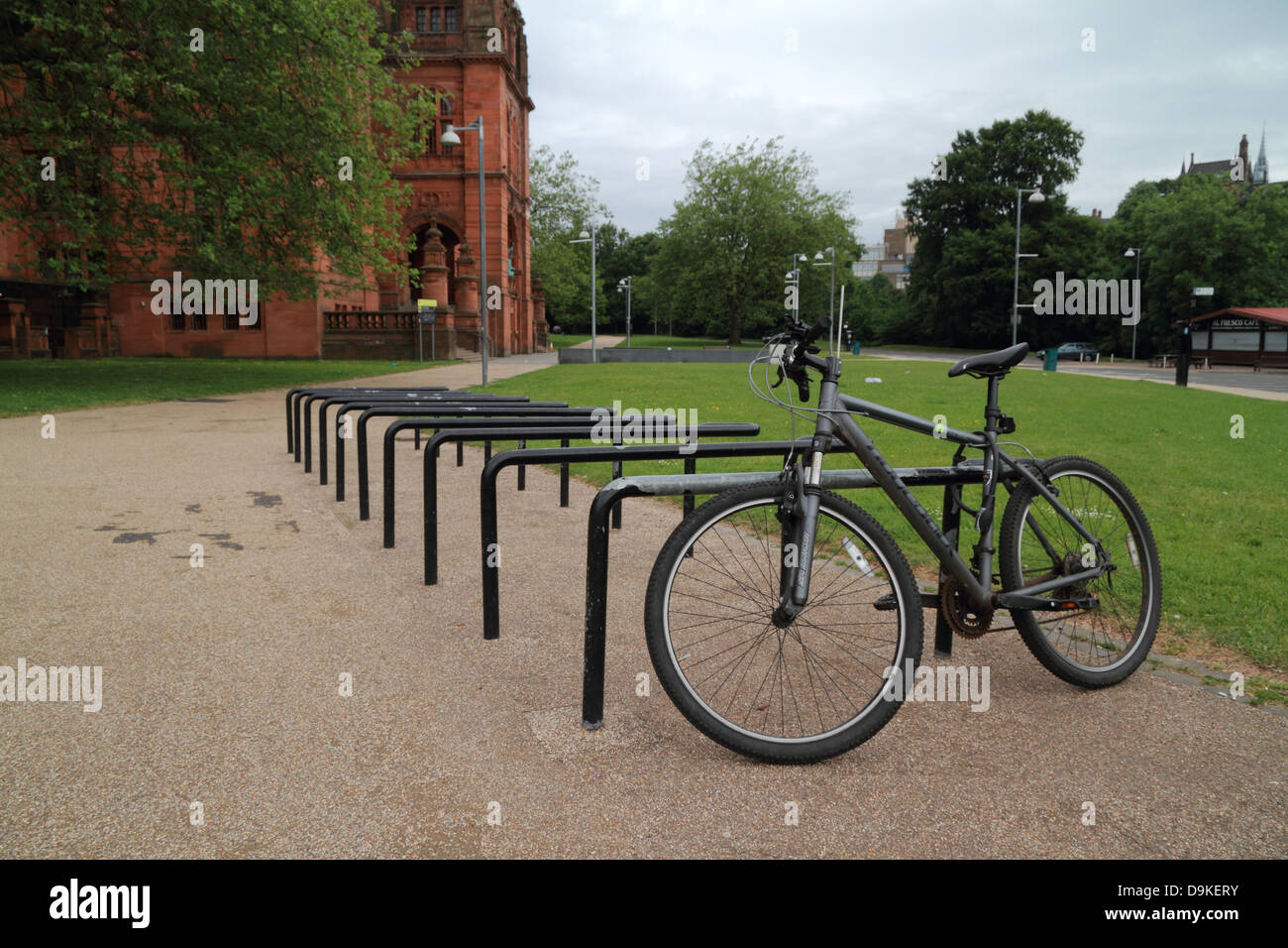 Ein Fahrrad eingesperrt auf Zyklus Halterung Geländer, Glasgow, Schottland, UK Stockfoto