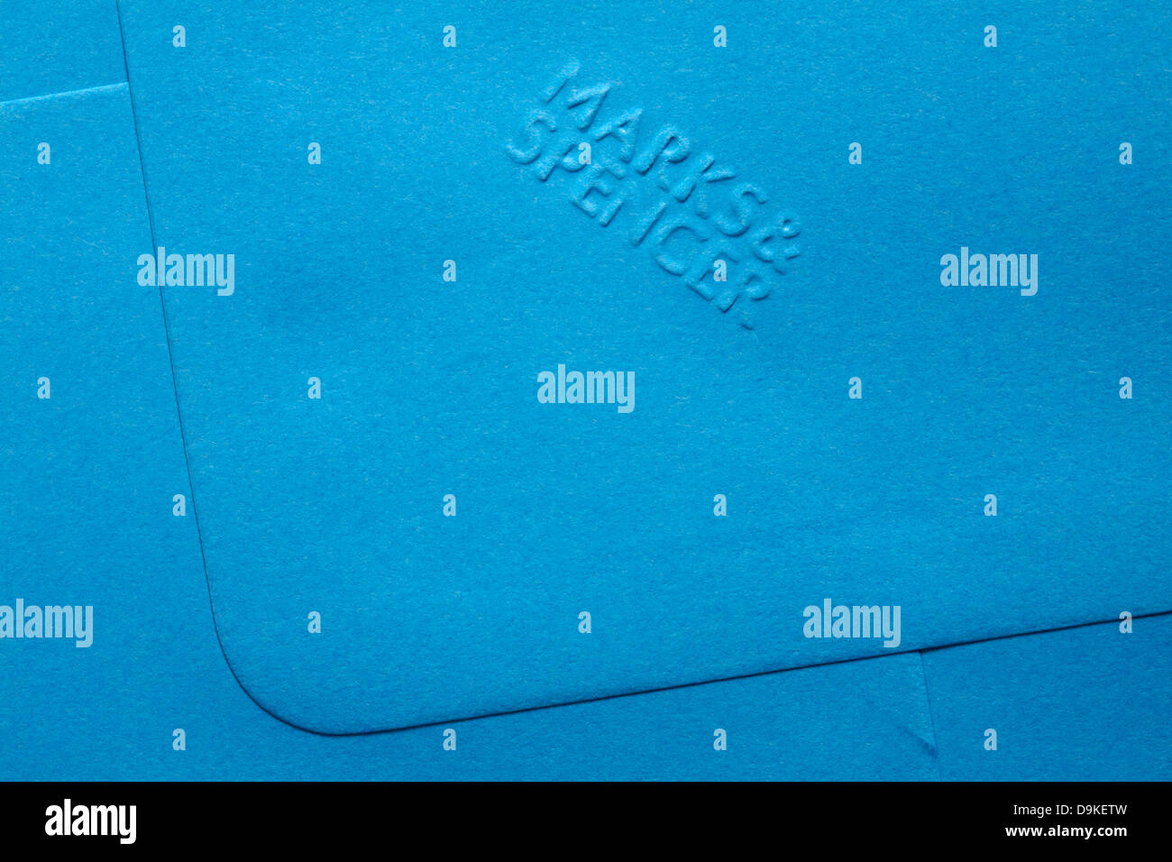 Nahaufnahme von Marks & Spencer auf Rückseite des blauen Umschlag geprägt Stockfoto