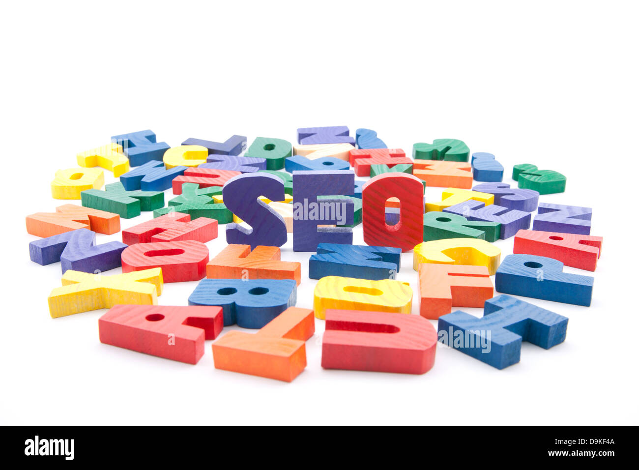 Das Wort Seo geschrieben mit bunten Holzbuchstaben Stockfoto