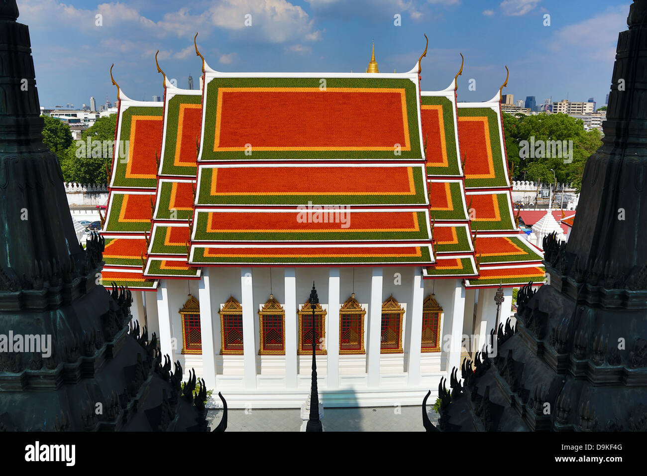 Bunte Kacheln auf den Dächern der Tempel Wat Ratchanatdaram, Bangkok, Thailand Stockfoto