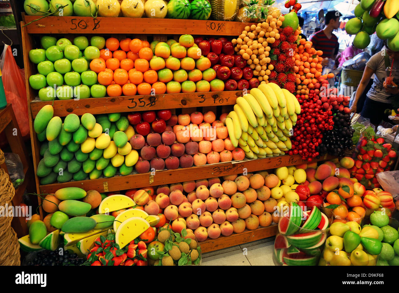 Frisches Obst und Gemüse Stand auf Chatuchak Weekend Market, dem größten Markt in Thailand, Bangkok, Thailand Stockfoto