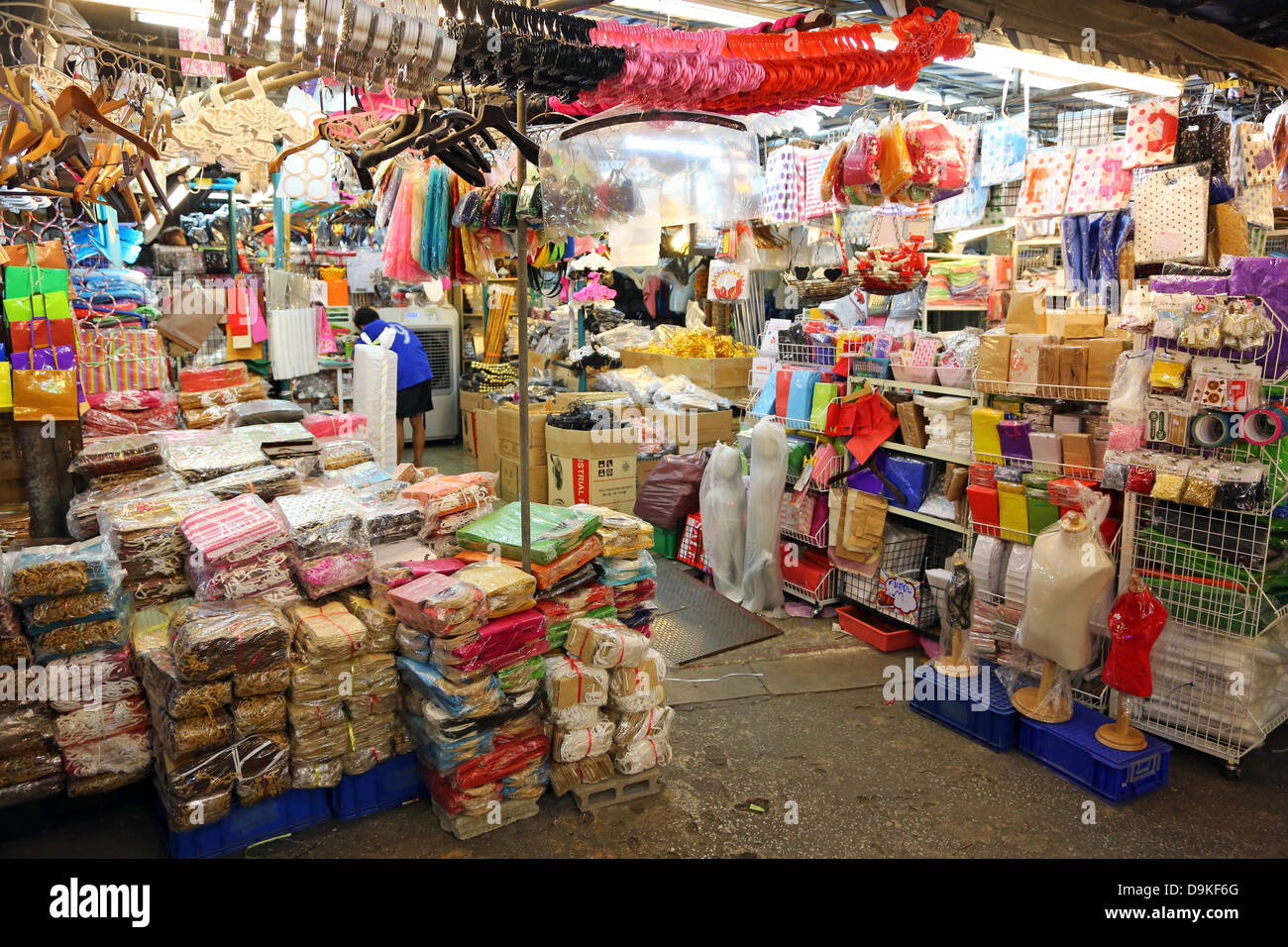 Ständen am Chatuchak Weekend Market, dem größten Markt in Thailand, Bangkok, Thailand Stockfoto
