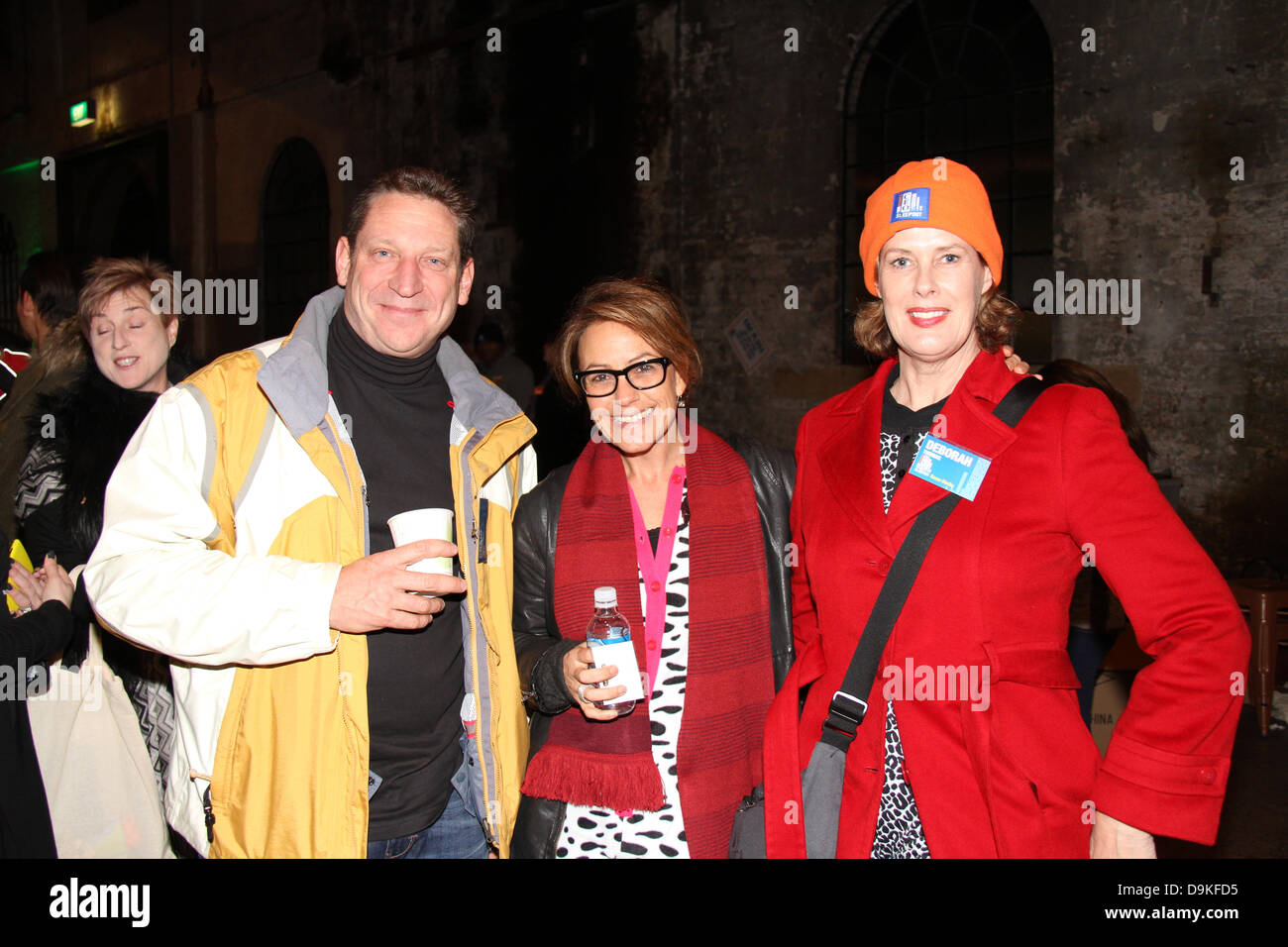 CarriageWorks, 245 Wilson St, Revisor NSW 2015. 20. Juni 2013. CEOs und Politiker quer durch Australien teilgenommen die Vinnie CEO Sleepout wo sie erleben, wie es sich anfühlt, für eine Nacht obdachlos werden und sammeln Geld für wohltätige Zwecke Vinnies bekommen. Abgebildet sind L-R: Craig Kennedy (MD der Cuscal), Holly Kramer (CEO der besten & weniger) und Deborah Thomas (Leiter der Medien, Public Affairs und Markenentwicklung bei Bauer Media). Bildnachweis: Richard Milnes / Alamy Live News. Stockfoto