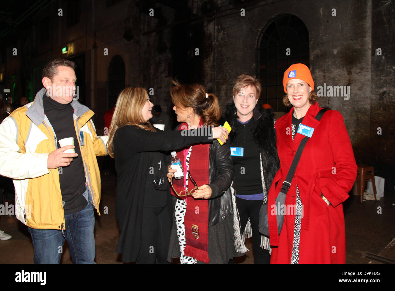 CarriageWorks, 245 Wilson St, Revisor NSW 2015. 20. Juni 2013. CEOs und Politiker quer durch Australien teilgenommen die Vinnie CEO Sleepout wo sie erleben, wie es sich anfühlt, für eine Nacht obdachlos werden und sammeln Geld für wohltätige Zwecke Vinnies bekommen. Abgebildet sind L-R: Craig Kennedy (MD der Cuscal), Pip Marlow (MD von Microsoft Deutschland), Holly Kramer (CEO der besten & weniger), Ellie Comerford (Präsident & CEO von Genworth) und Deborah Thomas (Leiter der Medien, Public Affairs und Markenentwicklung bei Bauer Media). Bildnachweis: Richard Milnes / Alamy Live News. Stockfoto