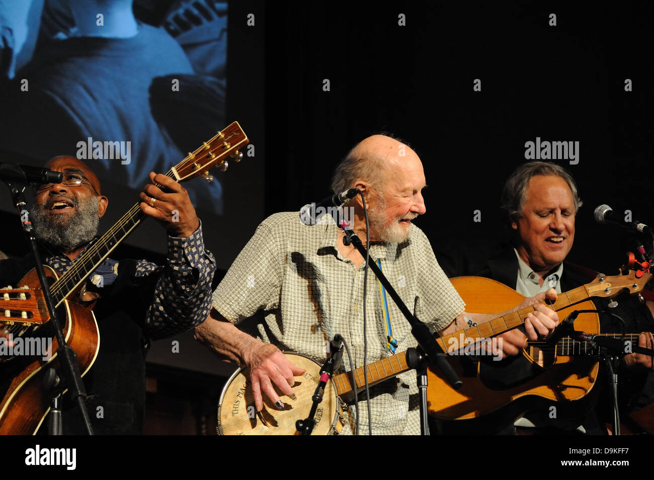 Pete Seeger, 94, singen mit Josh White, Jr. und Tom Chapin am 20. Juni 2013 bei einem Benefizkonzert für das Museum der Stadt New York kommende Ausstellung "Folk City: New York und die amerikanische Volksmusik Wiederbelebung." Stockfoto