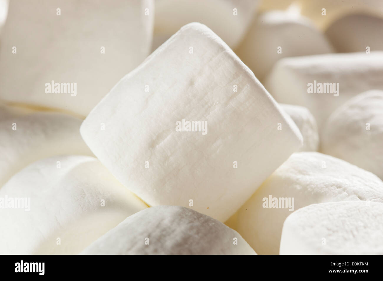 Leckere weiße flauschige Runde Marshmallows essfertig Stockfoto