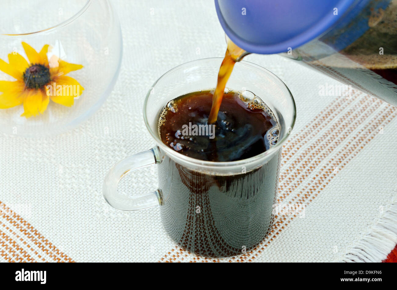 Kaffee in eine Tasse Gießen. Stockfoto