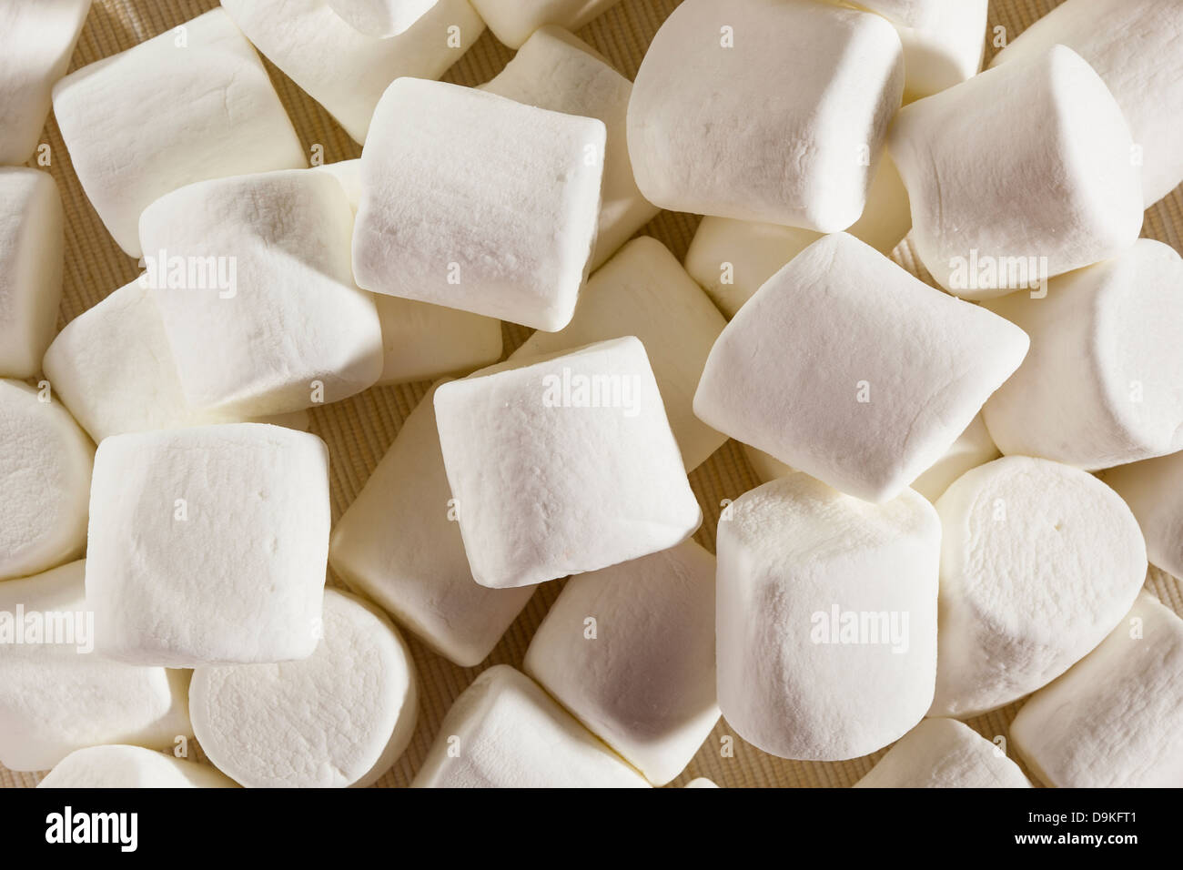 Leckere weiße flauschige Runde Marshmallows essfertig Stockfoto