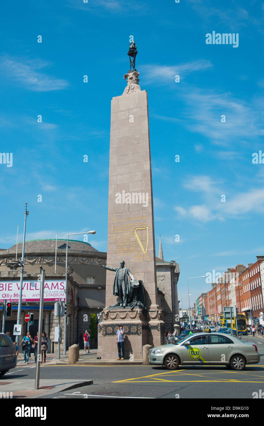 Taxi vor der The Parnell Monument (1911) O'Connell Straße obere Dublin Irland Mitteleuropa Stockfoto