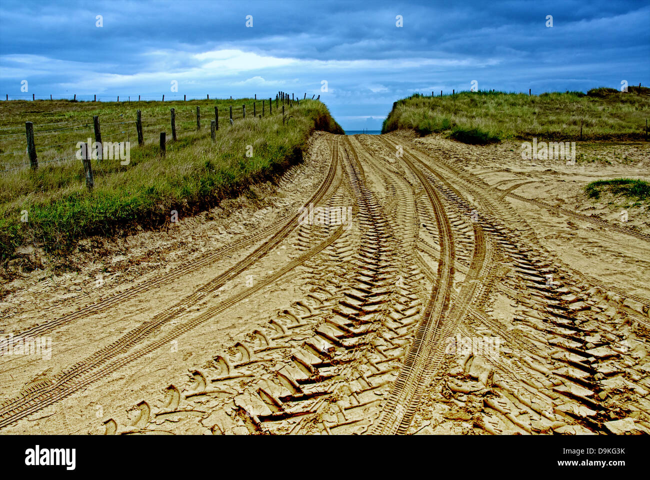 Reifenspuren auf Feldweg in der Normandie, Frankreich Stockfoto