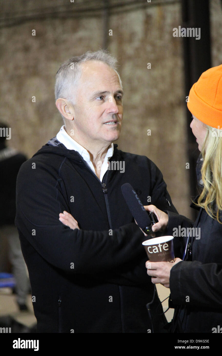 CarriageWorks, 245 Wilson St, Revisor NSW 2015. 20. Juni 2013. CEOs und Politiker quer durch Australien teilgenommen die Vinnie CEO Sleepout wo sie erleben, wie es sich anfühlt, für eine Nacht obdachlos werden und sammeln Geld für wohltätige Zwecke Vinnies bekommen. Das Bild zeigt Malcolm Turnbull MP, Bundesrepublik Mitglied für Wentworth. Bildnachweis: Richard Milnes / Alamy Live News. Stockfoto