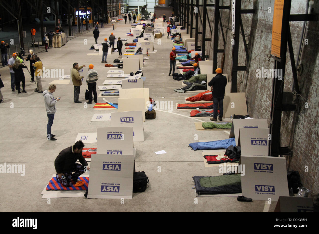 CarriageWorks, 245 Wilson St, Revisor NSW 2015. 20. Juni 2013. CEOs und Politiker quer durch Australien teilgenommen die Vinnie CEO Sleepout wo sie erleben, wie es sich anfühlt, für eine Nacht obdachlos werden und sammeln Geld für wohltätige Zwecke Vinnies bekommen. Bildnachweis: Richard Milnes / Alamy Live News. Stockfoto