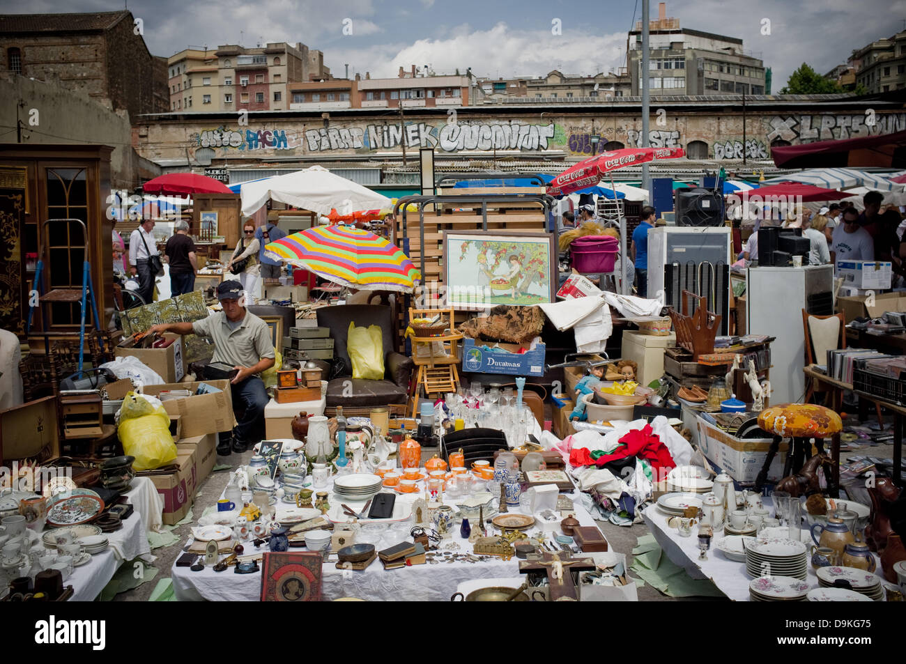 Barcelona, Spanien. 21. Juni 2013. Ein Mann läuft einem der Stände.  Der Markt "Encants Vells" (alte Charms auf Katalanisch) in der Innenstadt von Barcelona ist einer der ältesten Märkte in Europa (ab dem 14. Jahrhundert). In wenigen Tagen werden sie an eine neue Position in einem Umfeld der modernen Architektur verschoben werden. Es seit jeher üblich, dass Schnäppchen, Antiquitäten und vielfältiger Produkte. Bildnachweis: Jordi Boixareu/Alamy Live-Nachrichten Stockfoto