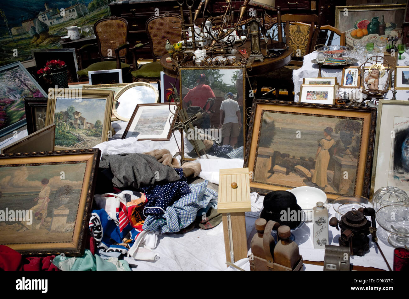 Barcelona, Spanien. 21. Juni 2013. Bilder, Spiegel und andere Produkte, die auf einem der Stände angezeigt. Der Markt "Encants Vells" (alte Charms auf Katalanisch) in der Innenstadt von Barcelona ist einer der ältesten Märkte in Europa (ab dem 14. Jahrhundert). In wenigen Tagen werden sie an eine neue Position in einem Umfeld der modernen Architektur verschoben werden. Es seit jeher üblich, dass Schnäppchen, Antiquitäten und vielfältiger Produkte. Bildnachweis: Jordi Boixareu/Alamy Live-Nachrichten Stockfoto