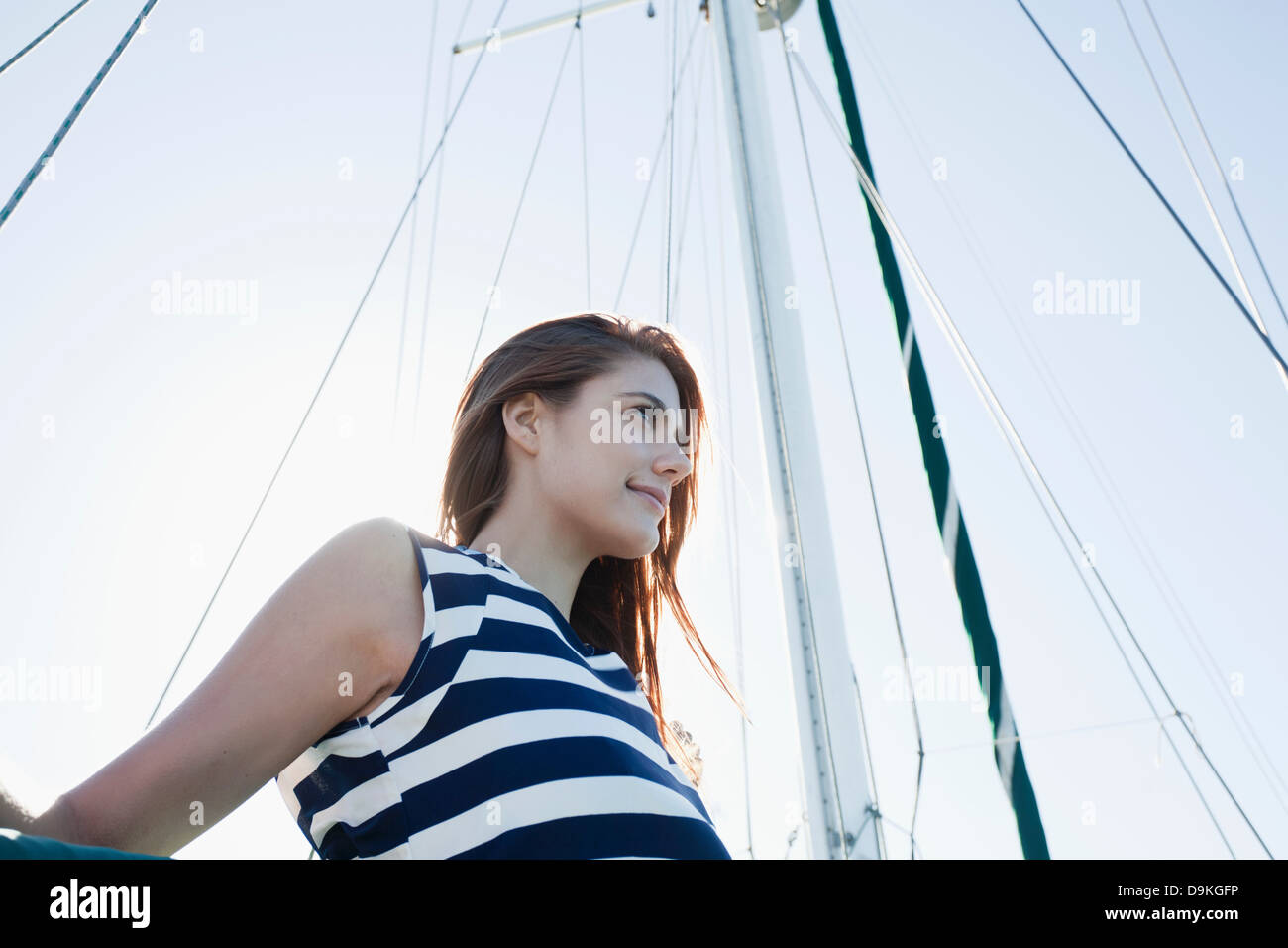 Junge Frau auf Yacht trägt gestreiftes top Stockfoto